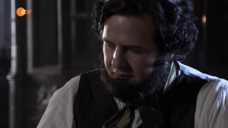 Eine Nahaufnahme auf Robert Blum an seinem Schreibtisch