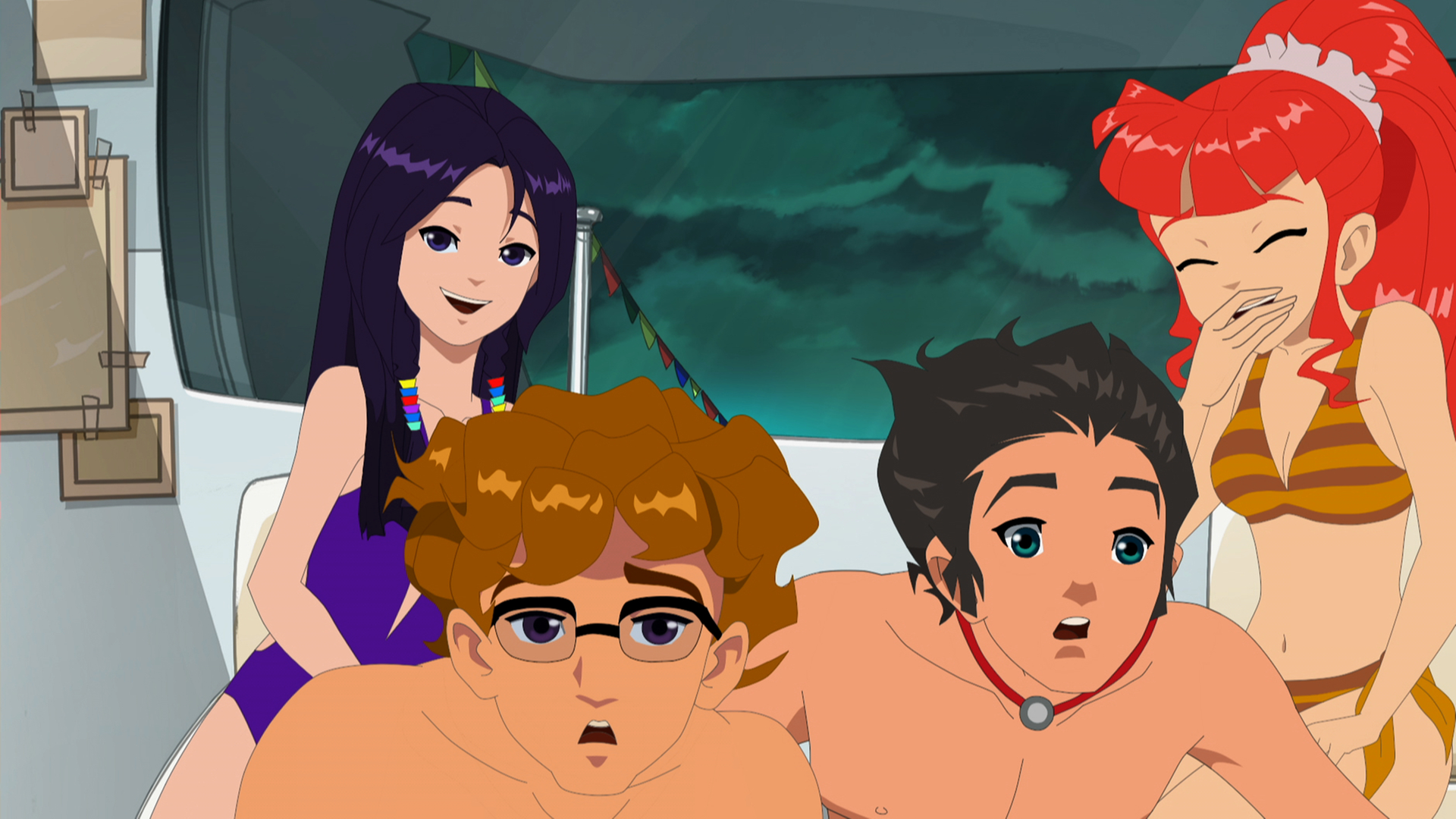 Rikki, Cleo, Lewis und Zane sind zusammen in Badekleidung. Lewis und Zane schauen sehr erschrocken, Rikki und Cleo lachen.