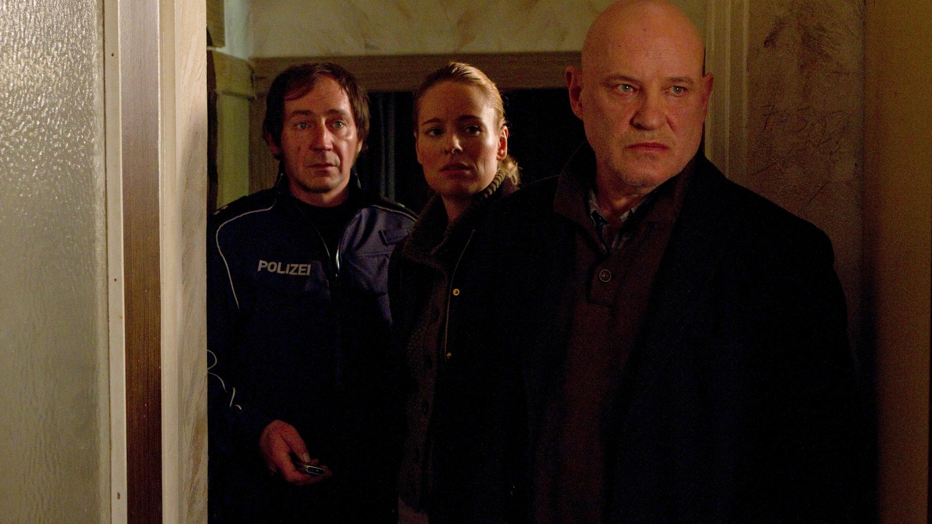 Kommissar Krüger (Christian Redl, re.) mit Kriminalbiologin Anna (Rike Schäffer, mitte) und Oberinspektor Fichte (Thorsten Merten, li.) im Einsatz.