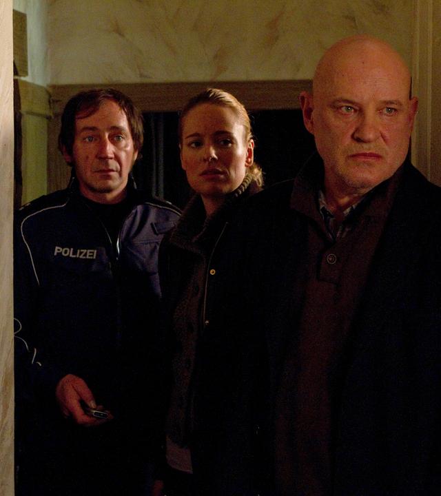 Kommissar Krüger (Christian Redl, re.) mit Kriminalbiologin Anna (Rike Schäffer, mitte) und Oberinspektor Fichte (Thorsten Merten, li.) im Einsatz.