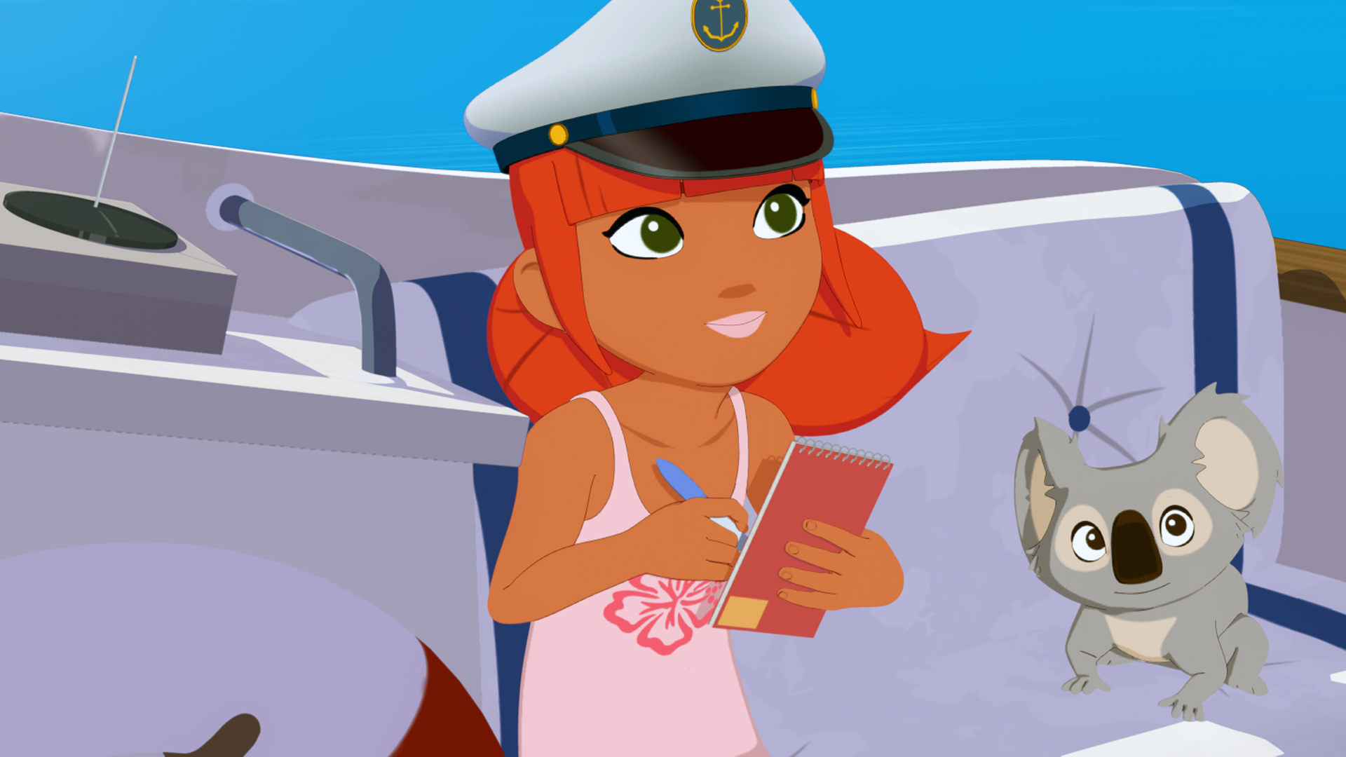 Marina ist mit Koala Raoul auf einem Schiff. Sie trägt eine Kapitänsmütze und hält einen Block und einen Stift in der Hand.