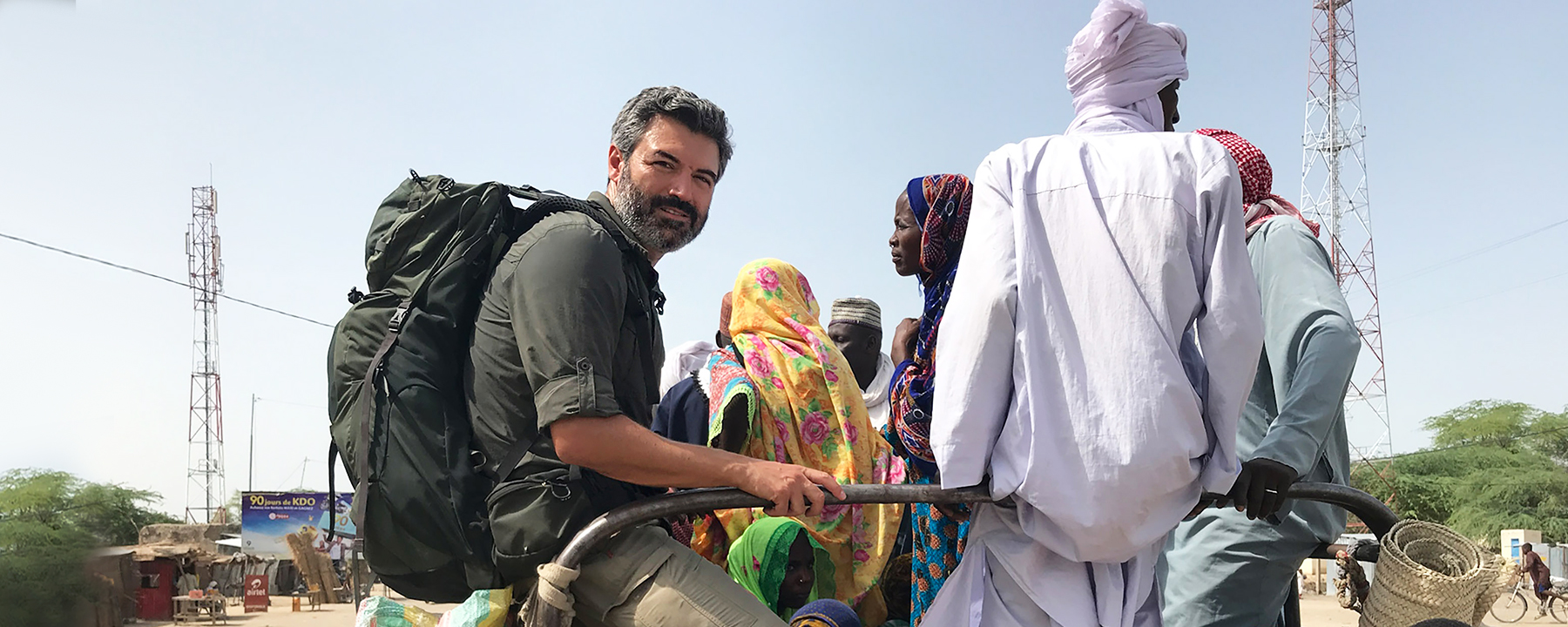 Reporter Reza Pakravan auf der Ladefläche eines Pick-up-Transporters, die er sich mit vielen Einheimischen teilt.