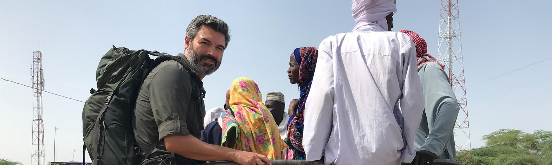 Reporter Reza Pakravan auf der Ladefläche eines Pick-up-Transporters, die er sich mit vielen Einheimischen teilt.