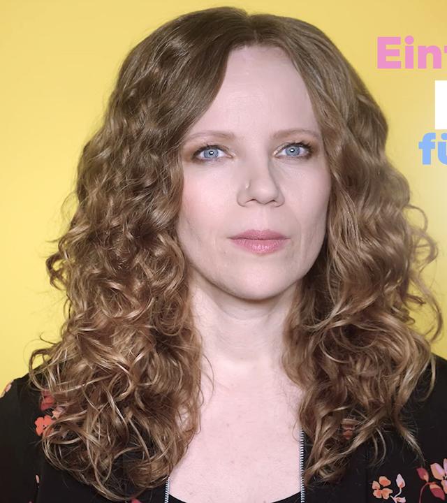 Sarah Bosetti befindet sich vor einem gelben Hintergrund. Rechts neben ihr steht: "Einfache Lösungen für komplexe Probleme" und die Zahl 11.