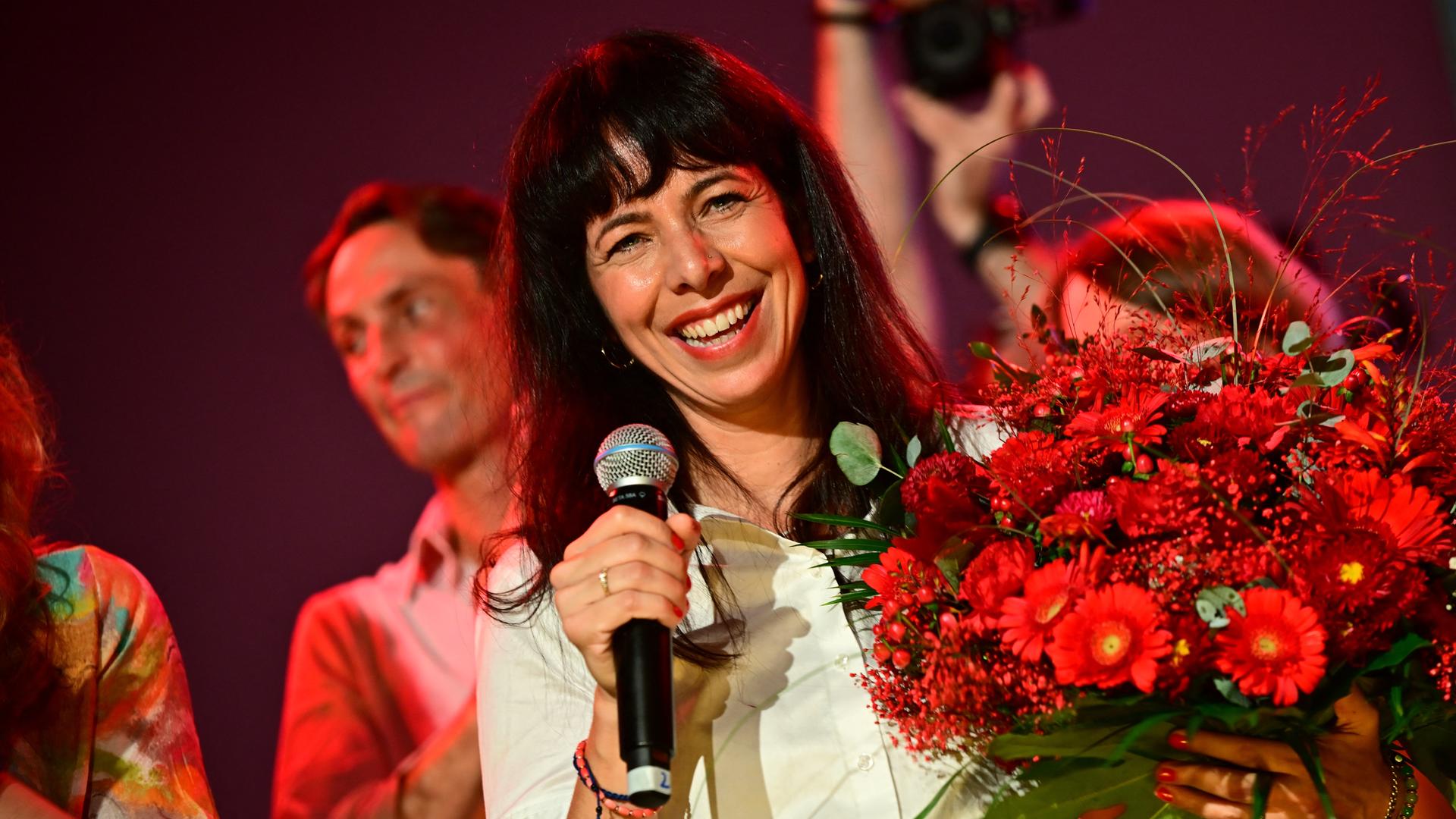 Elif Eralp von der Partei "Die Linke" freut sich. Ihre Partei hat die meisten Stimmen bei der Wahl in Berlin bekommen.