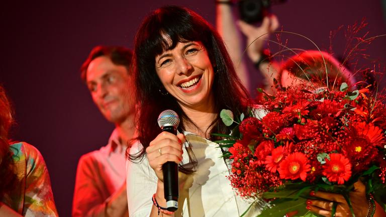 Elif Eralp von der Partei "Die Linke" freut sich. Ihre Partei hat die meisten Stimmen bei der Wahl in Berlin bekommen.