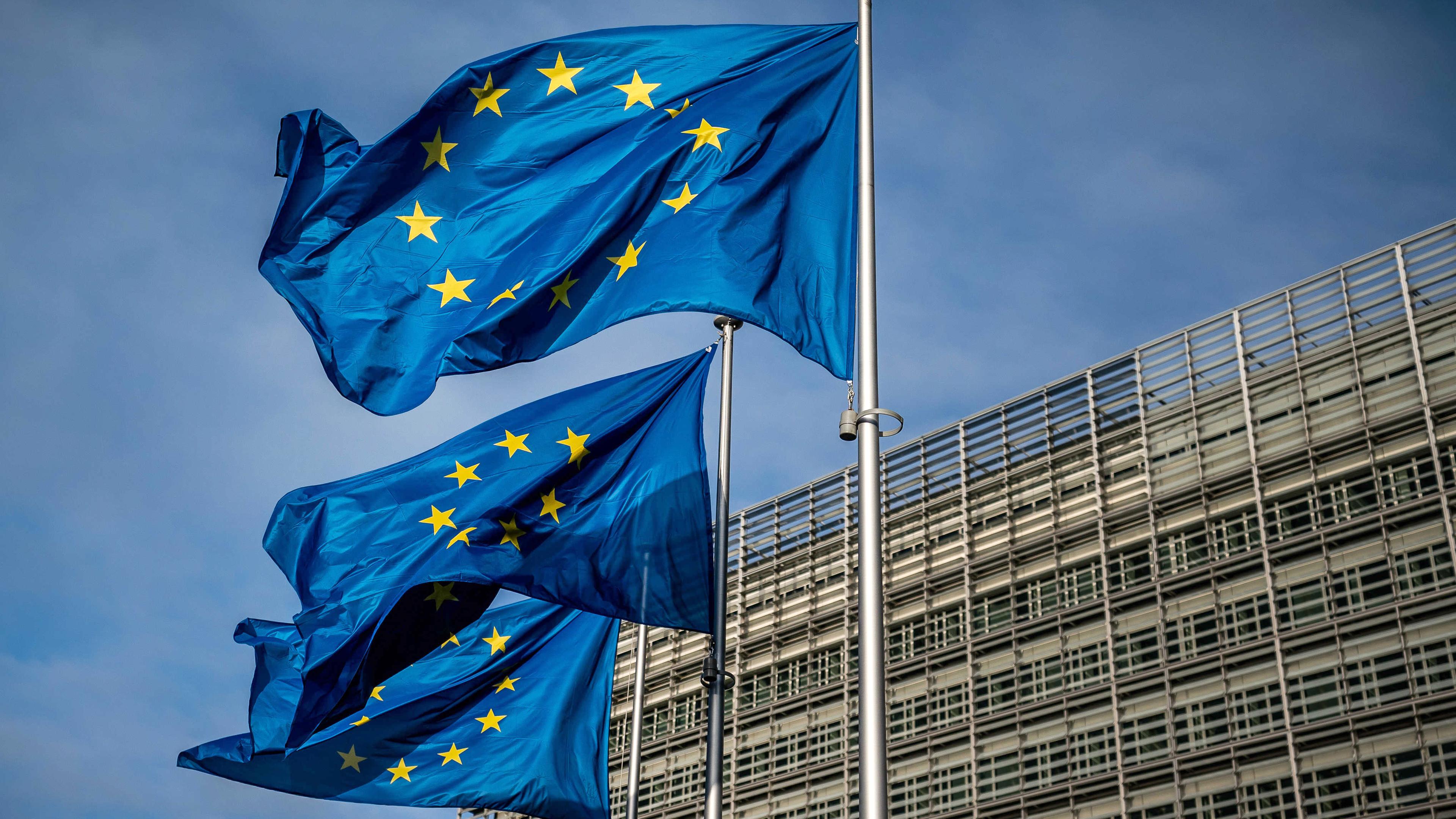 Drei Europaflaggen wehen vor dem Sitz der Europäischen Kommission.