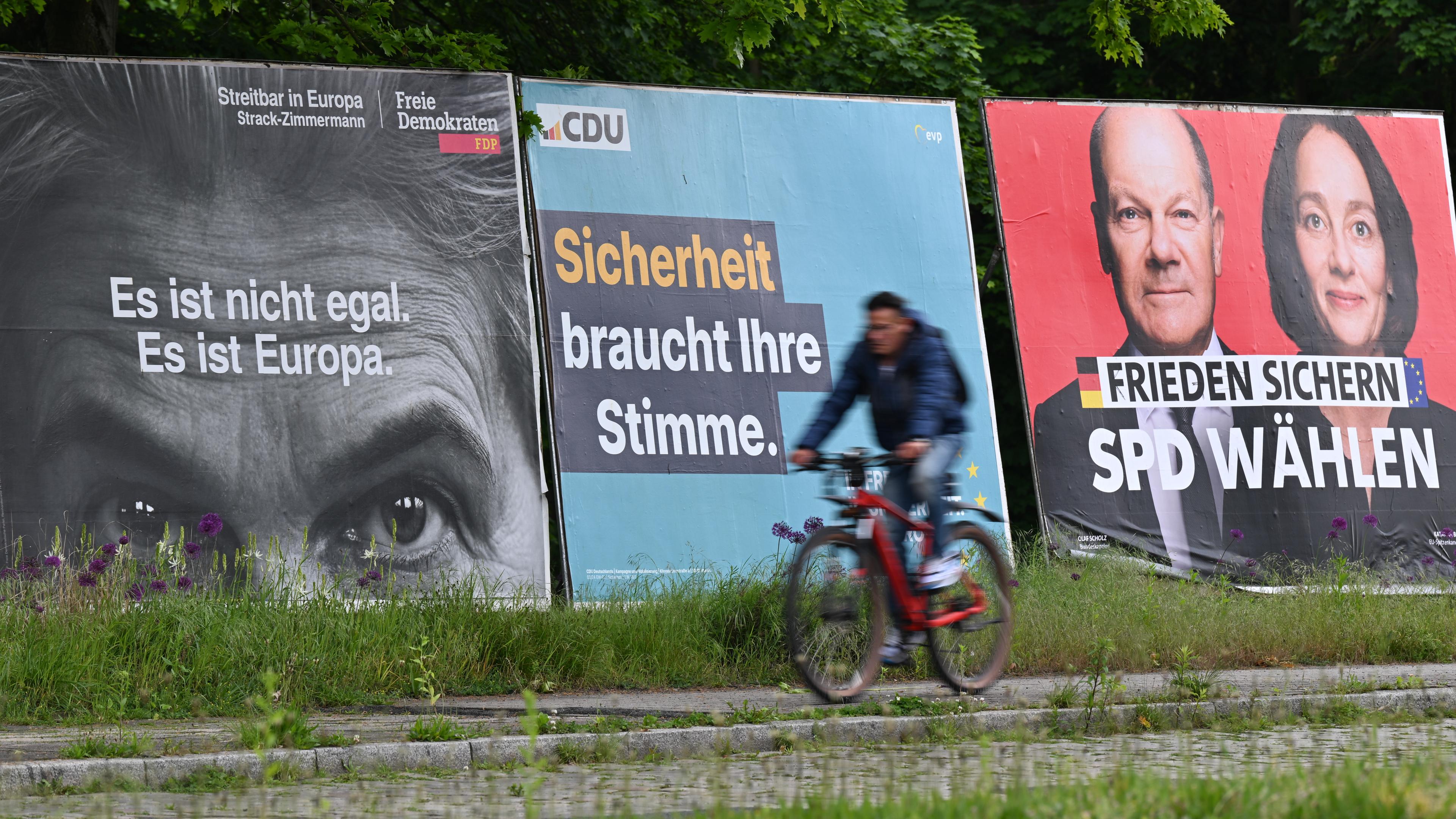 Wahlplakate zeigen Parteien und ihre Kandidaten.