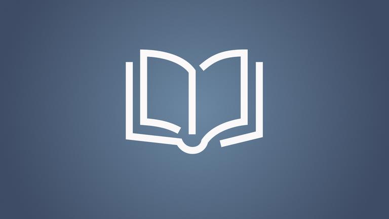 Ivon aufgeklapptes Buch auf blauem Hintergrund