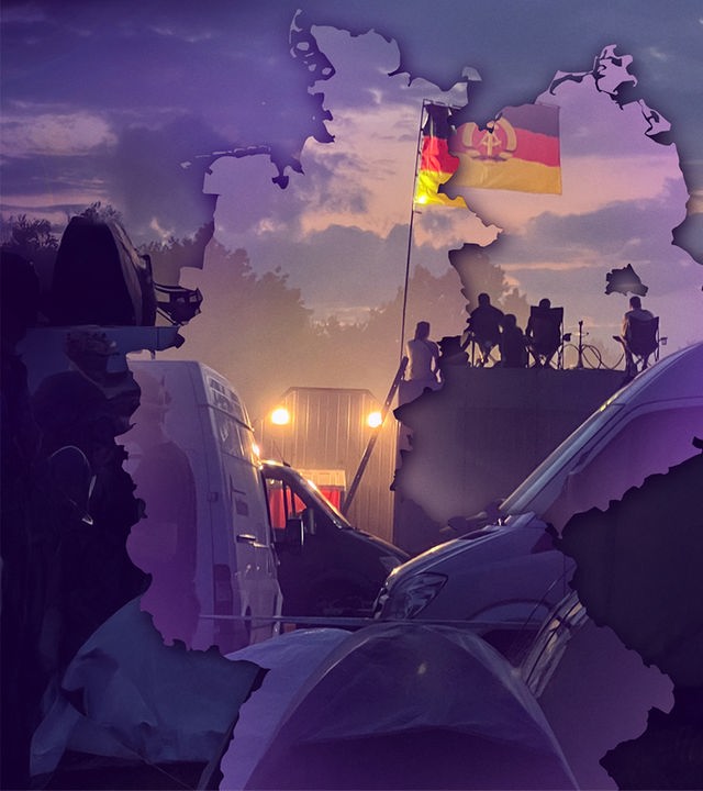 Symbolbild: Eine aufgehende Sonne, davor einige Menschen und Autos im Halbdunkel, einige davon auf dem Rest der Berliner Mauer sitzend. Darüber liegend der Umriss eines zweigeteilten Deutschlands.