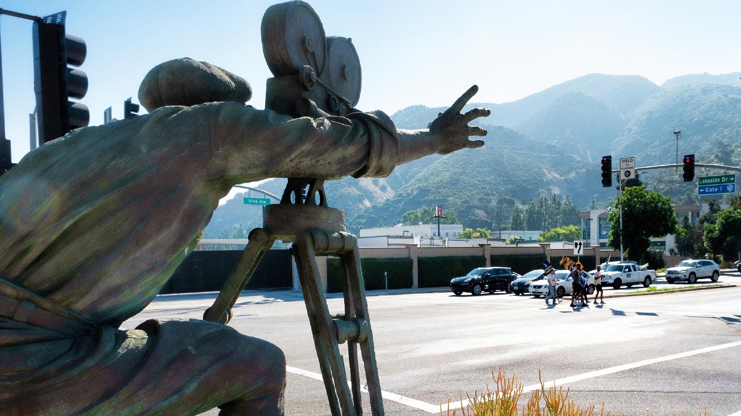 Figur einer Person mit Filmkamera vor den Hollywood Hills.