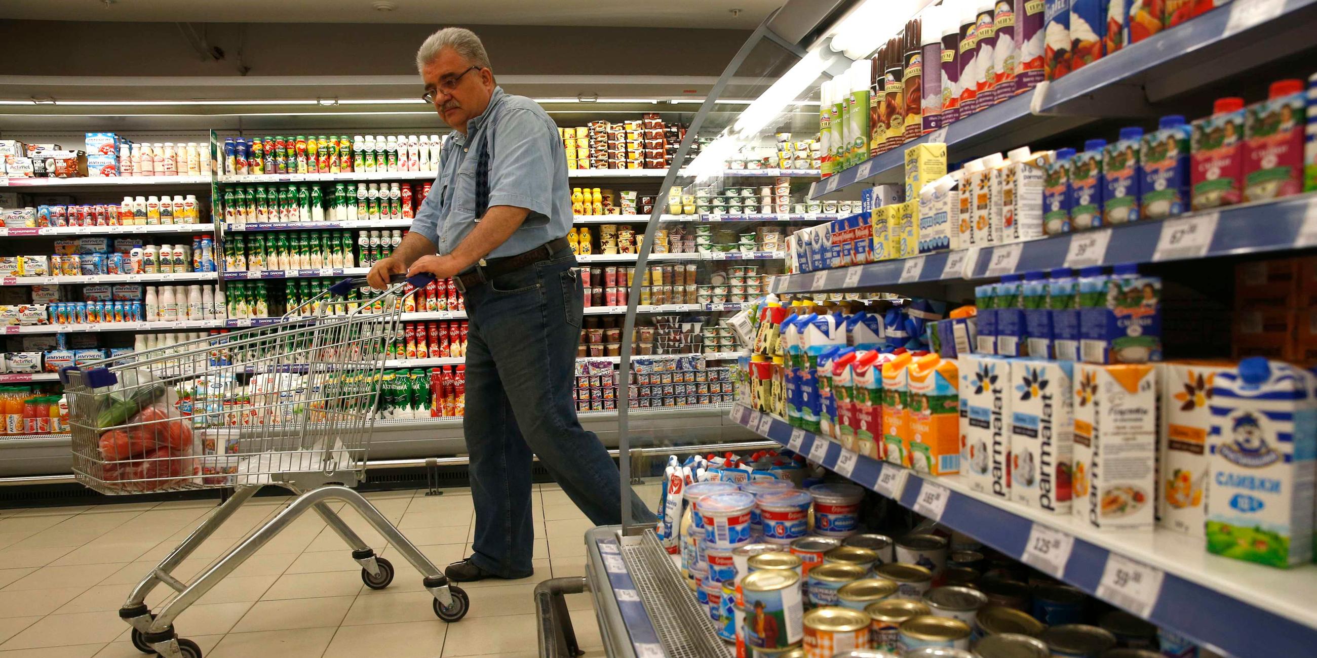 Archiv: Mann in russischem Supermarkt