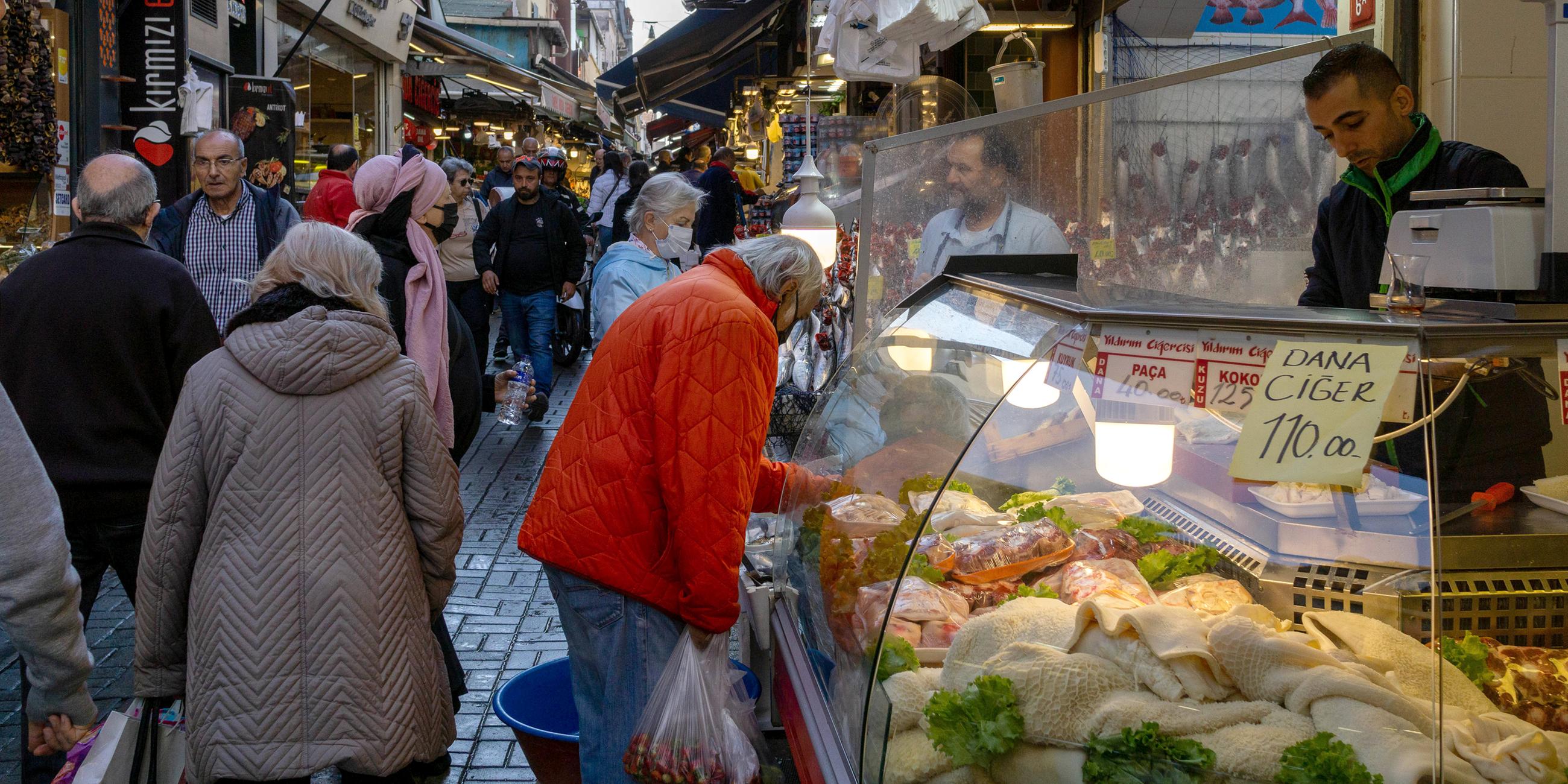Einkaufsalltag im Kadikoy-Basar, einem der zentralen Bezirke von Istanbul