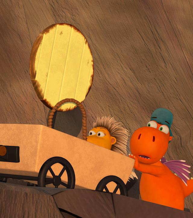 Kokosnuss und seine Freunde bringen sich für Opa Jörn in Gefahr. Oskar geht mit Umhängetasche voran, Kokosnuss und Matilda schieben einen Leiterwagen.