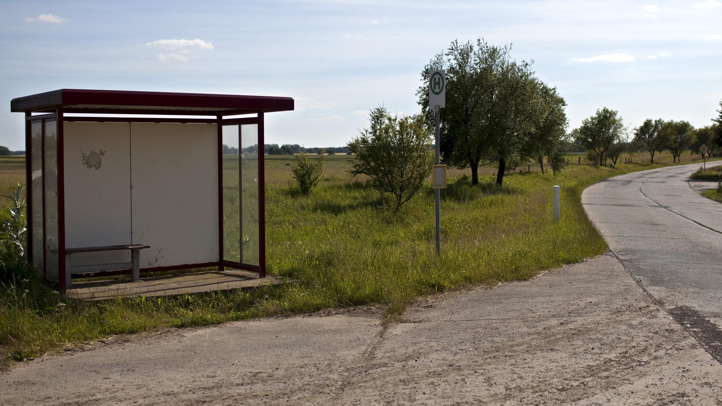 Archiv: Einsame Bushaltestelle auf dem Land