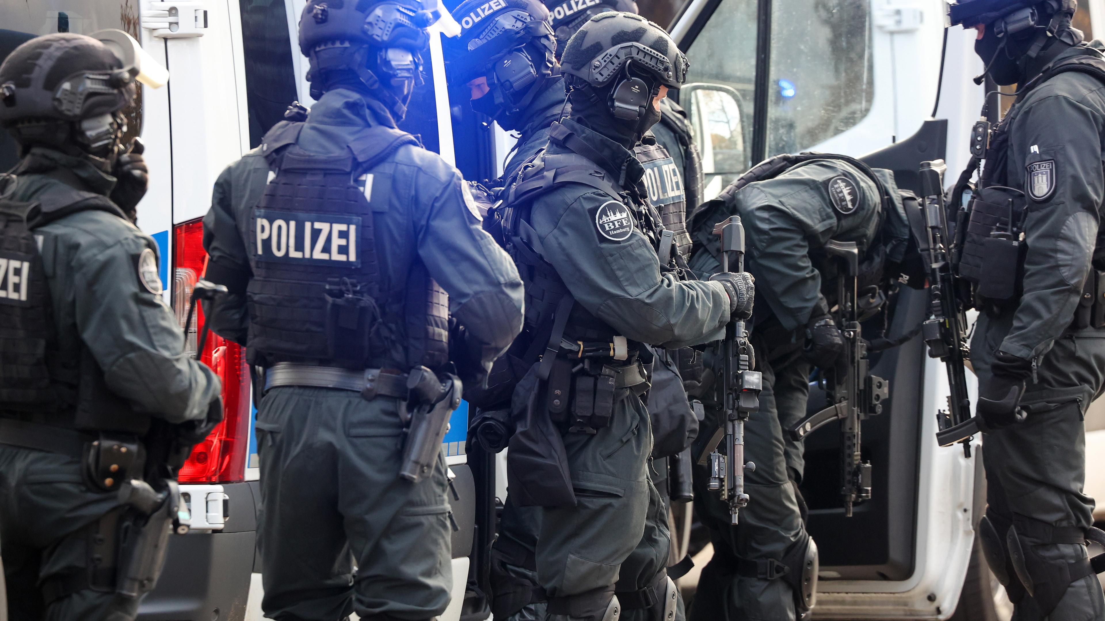  Einsatzkräfte stehen bei einer Bedrohungslage in Hamburg vor der Stadtteilschule Blankenese. 