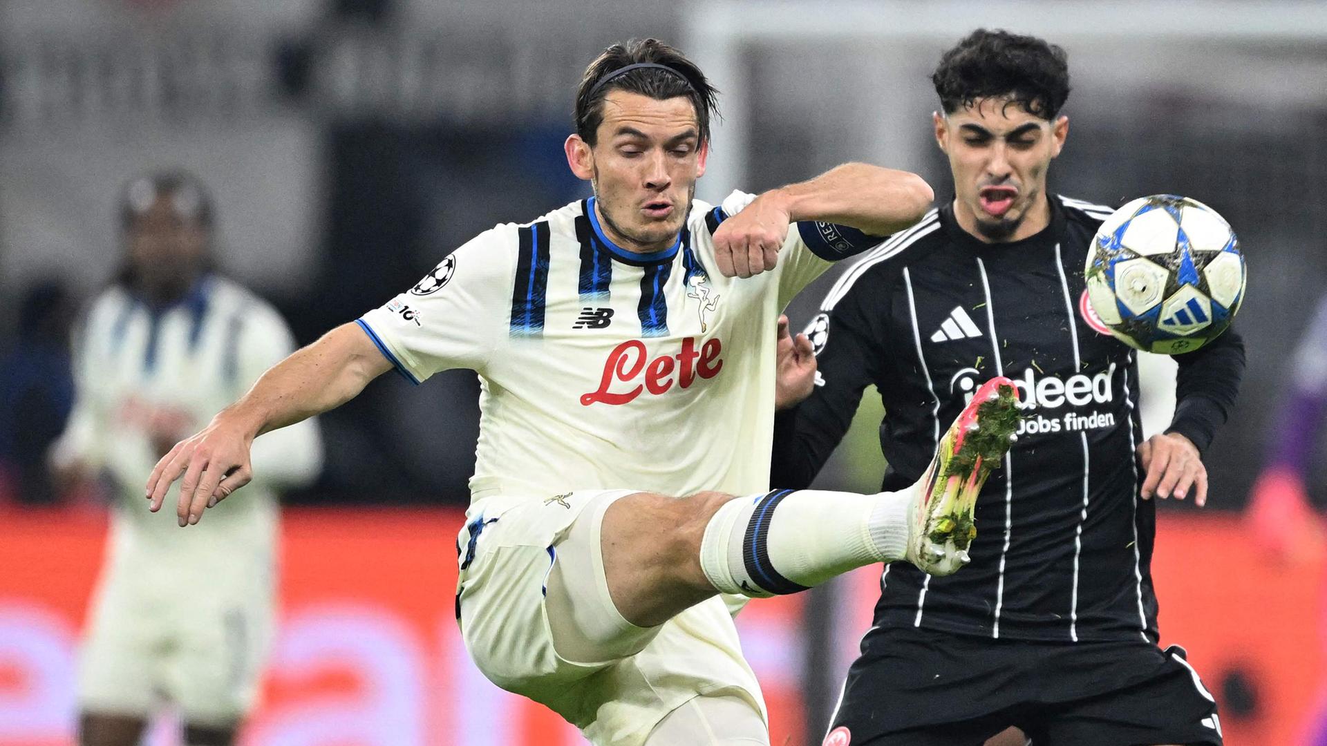 Marten de Roon (Atalanta) and Fares Chaibi (Eintracht Frankfurt) kämpfen. 