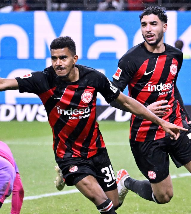 Ansgar Knauff (Eintracht Frankfurt) jubelt nach seinem Tor mit Omar Mamoush.