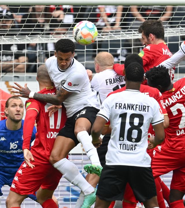 13.05.2023, Hessen, Frankfurt/Main: Fußball: Bundesliga, Eintracht Frankfurt - 1. FSV Mainz 05, 32. Spieltag, Deutsche Bank Park. Die Frankfurter Spieler Tuta (l-r), Sebastian Rode, Almamy Touré und Evan Ndicka und die Mainzer Torwart Robin Zentner (l-r), Ludovic Ajorque, Stefan Bell und Danny Da Costa gehen zum Ball.