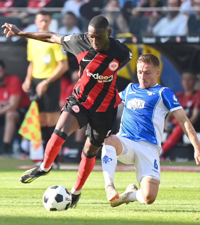 1. Bundesliga Saison 2023/2024, Deutsche Bank Park, Frankfurt, 20.08.2023, Eintracht Frankfurt - SV Darmstadt 98, Randal Kolo Muani (Eintracht Frankfurt) im Zweikampf mit Marvin Mehlem (Darmstadt 98) 