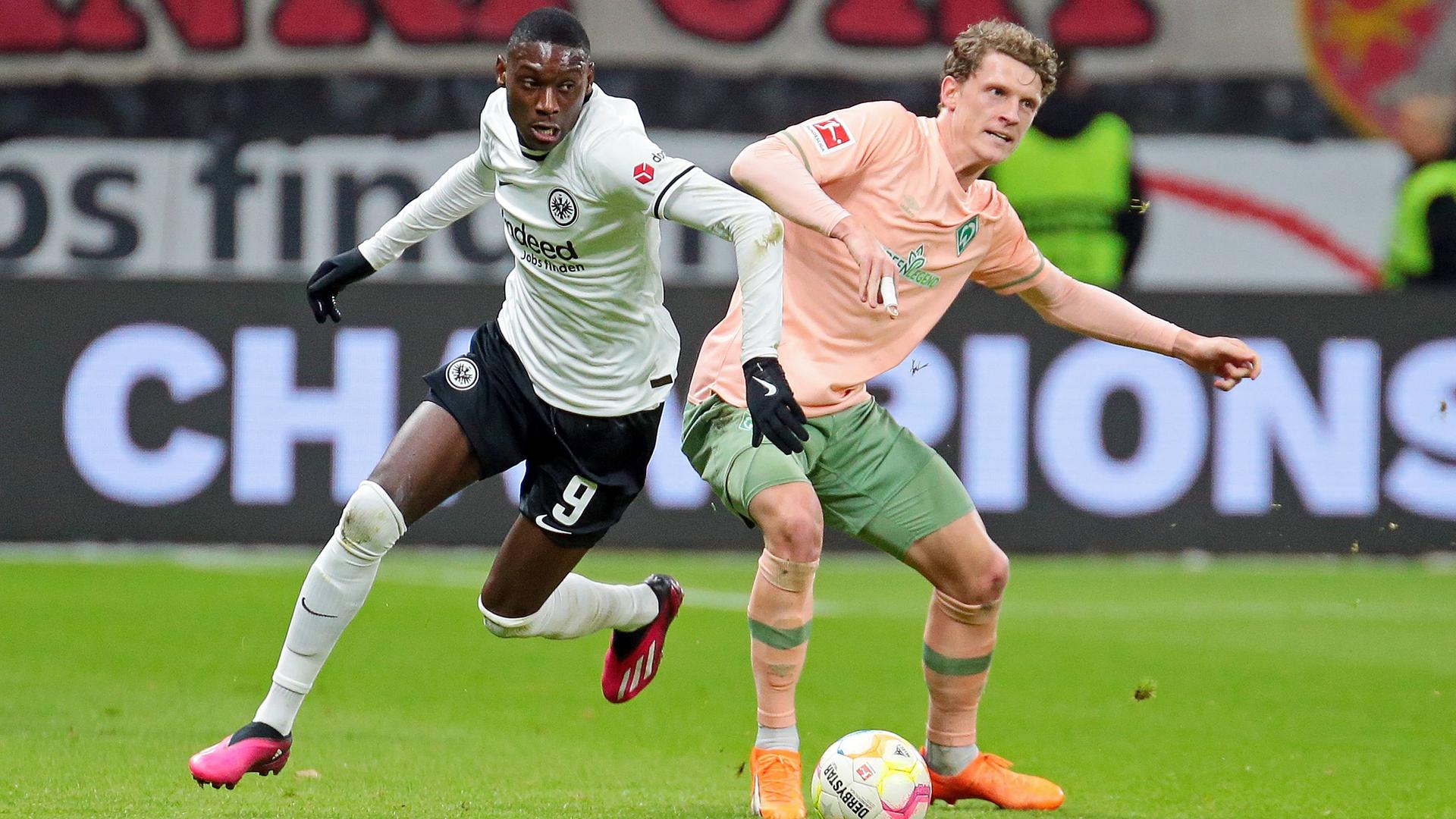 Eintracht Frankfurt - SV Werder Bremen, 18.02.2023, eintrachts Randal Kolo Muani im Zweikampf mit bremens Jens Stage