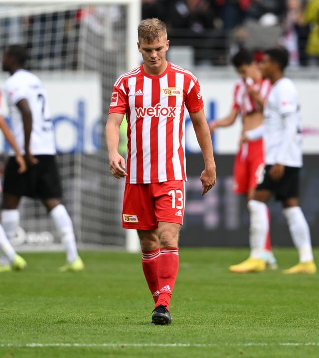 01.10.2022, Hessen, Frankfurt/Main: Fußball: Bundesliga, Eintracht Frankfurt - 1. FC Union Berlin, 8. Spieltag im Deutsche Bank Park. Andras Schäfer von Union Berlin geht nach der 0:2-Niederlage über den Platz.
