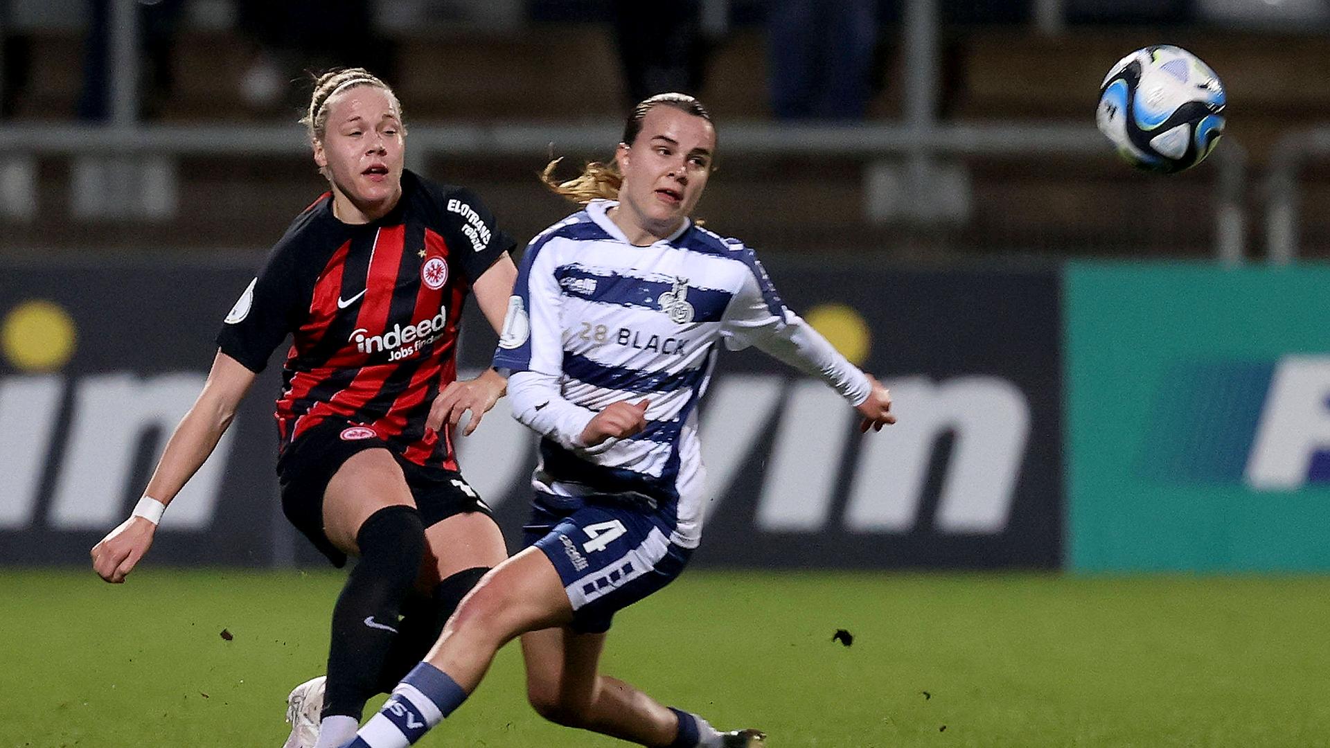 Zweikampf zwischen Pia-Sophie Wolter (Eintracht Frankfurt), Kara Bathmann (MSV Duisburg).