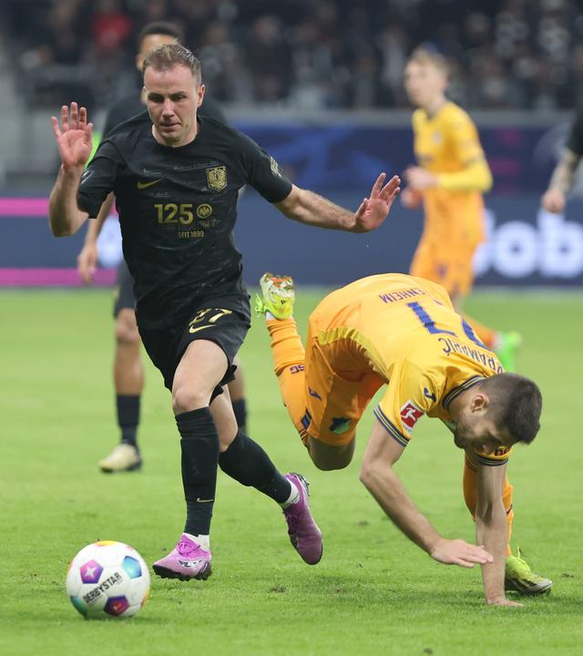 Mario Götze (Eintracht Frankfurt) und Eric Junior Dina Ebimbe (Eintracht Frankfurt) im Duell mit Andrej Kramaric (TSG 1899 Hoffenheim).