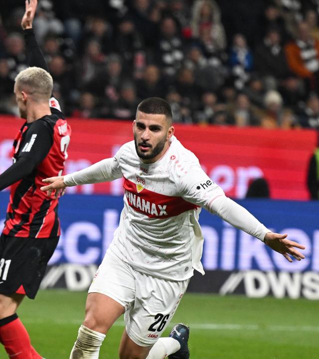 Stuttgarts Deniz Undav (r) und Jamie Leweling (2.v.l.) jubeln nach dem Tor zum 2:1 neben Frankfurts Torwart Kevin Trapp (l) und Philipp Max.