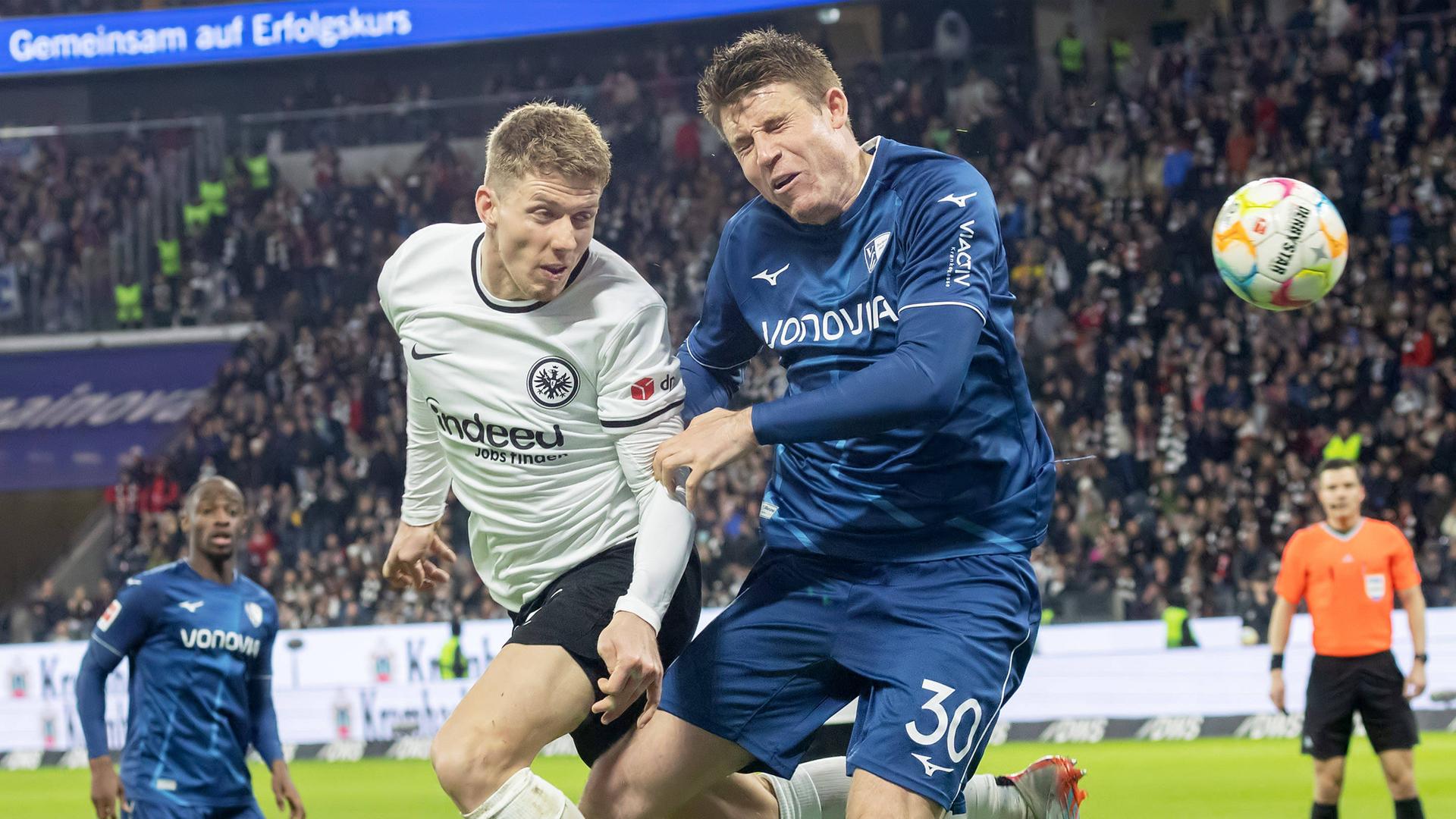Kopfballduell zwischen Kristijan Jakic (Eintracht Frankfurt, 6) und Dominique Heintz (VfL Bochum, 30). 
