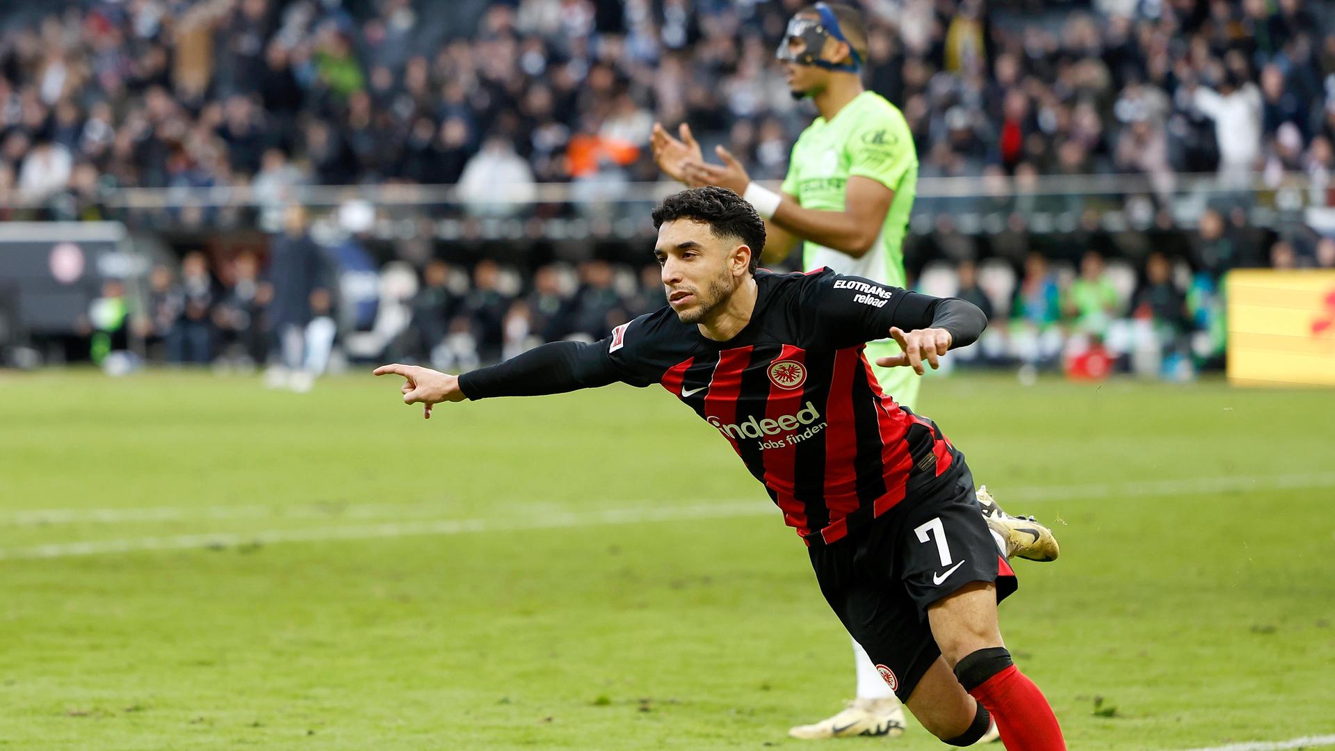 Torschuetze Omar Marmoush (Eintracht Frankfurt, 7) Jubel nach dem Tor zum 2:2.