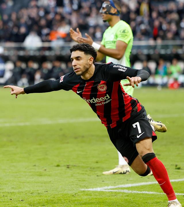 Torschuetze Omar Marmoush (Eintracht Frankfurt, 7) Jubel nach dem Tor zum 2:2.