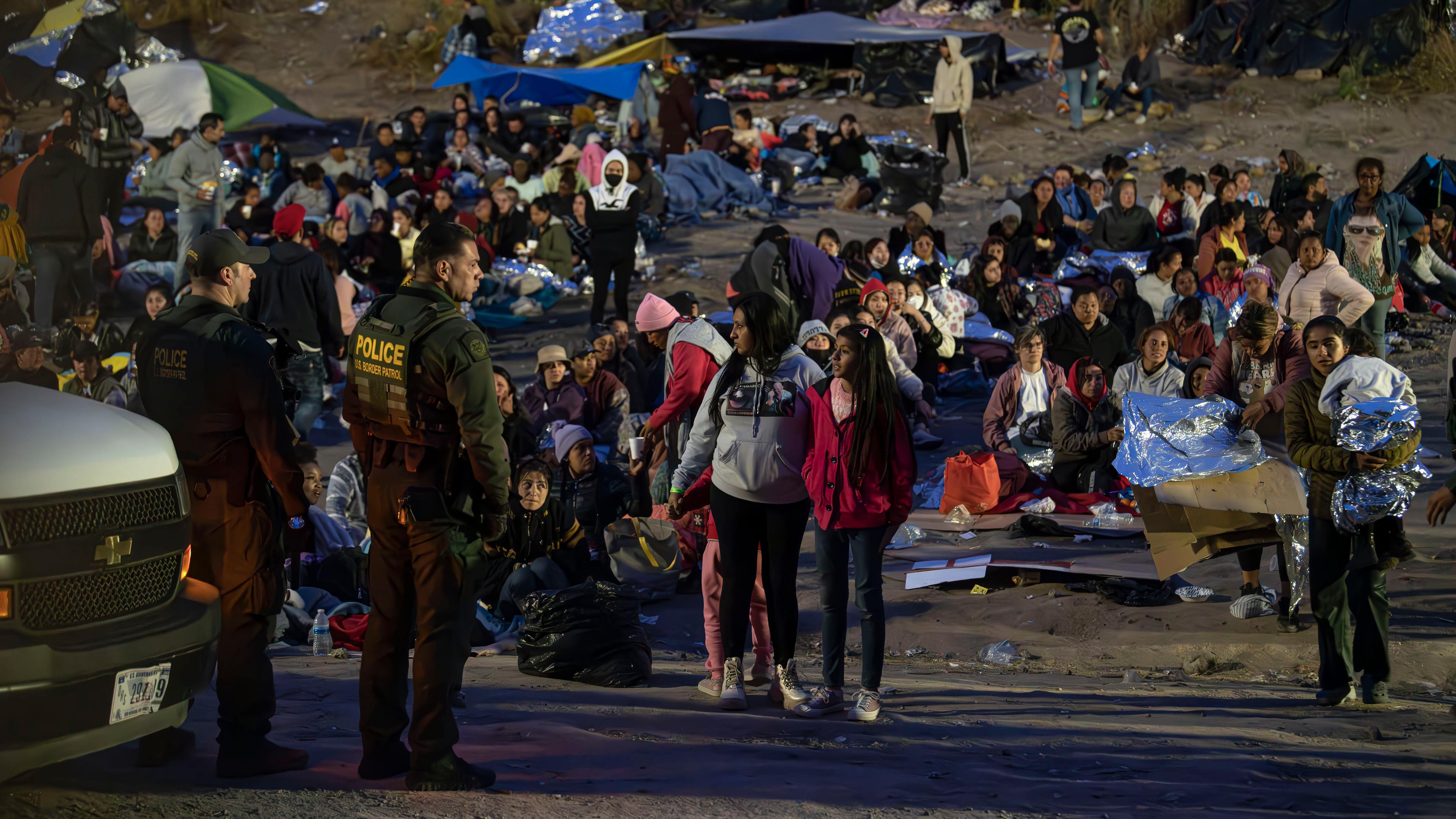 Die Grenzpatrouille wählt die nächste Gruppe von Migranten aus, die in das Verarbeitungszentrum gebracht werden sollen am 12.05.2023.