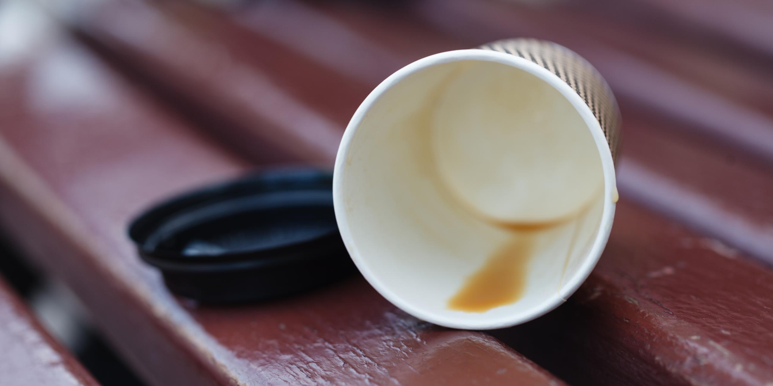 Leerer Einwegbecher auf einer Bank. Symbolbild; 16.09.2018