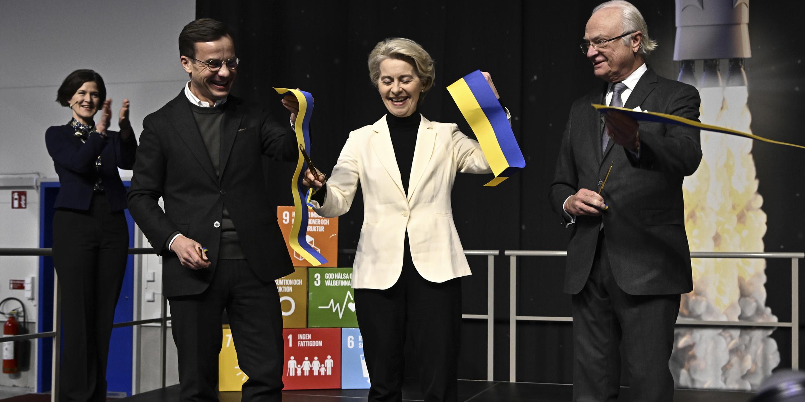 Ulf Kristersson (l-r), Ministerpräsident von Schweden, Ursula von der Leyen, Präsidentin der Europäischen Kommission, und König Carl Gustaf von Schweden, lachen bei der Einweihung der neuen Satellitenstartrampe. 