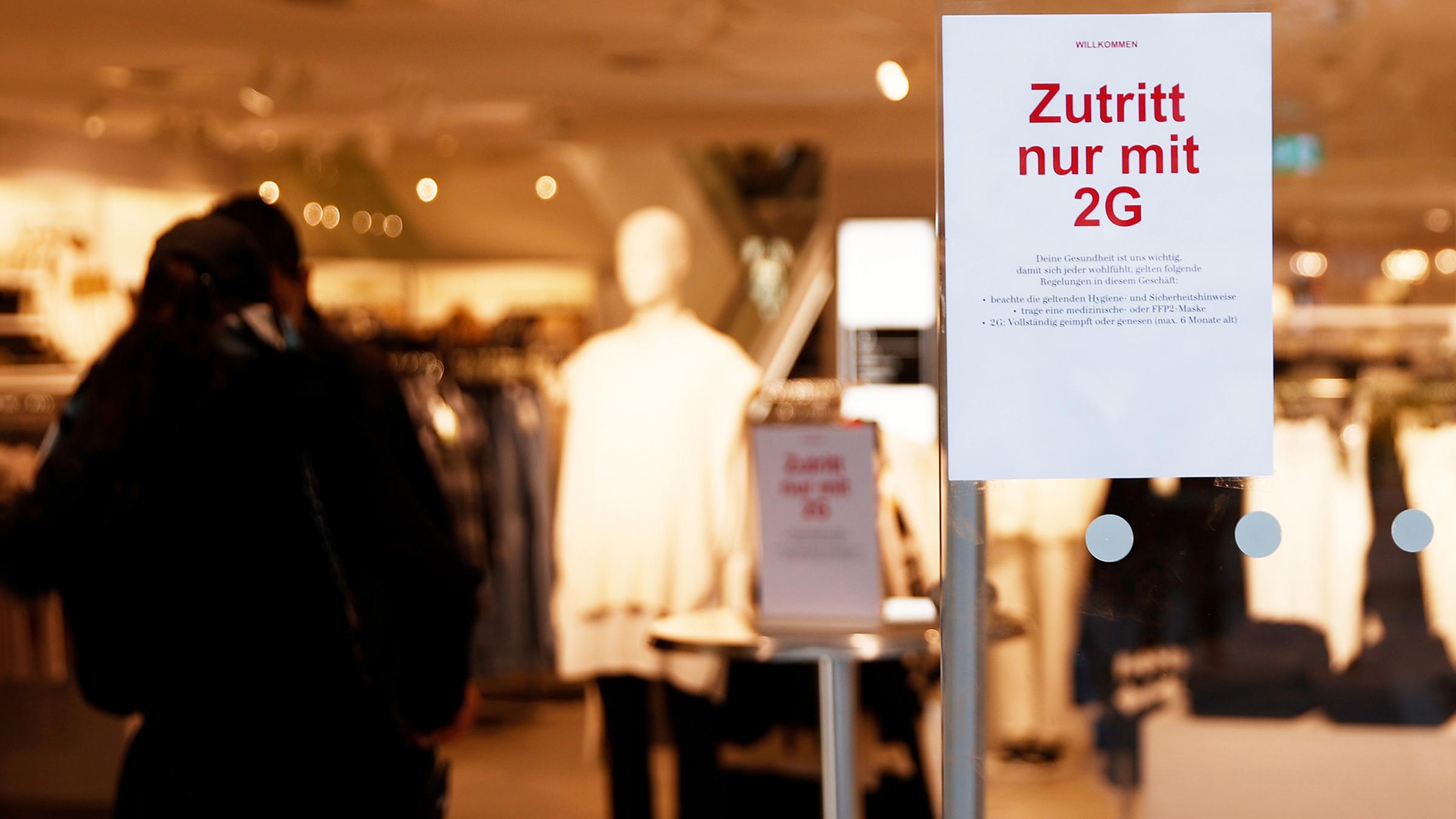 Ein Schild am Eingang eines Geschäftes weist auf die 2G-Regel hin am 27.11.2021 in Berlin