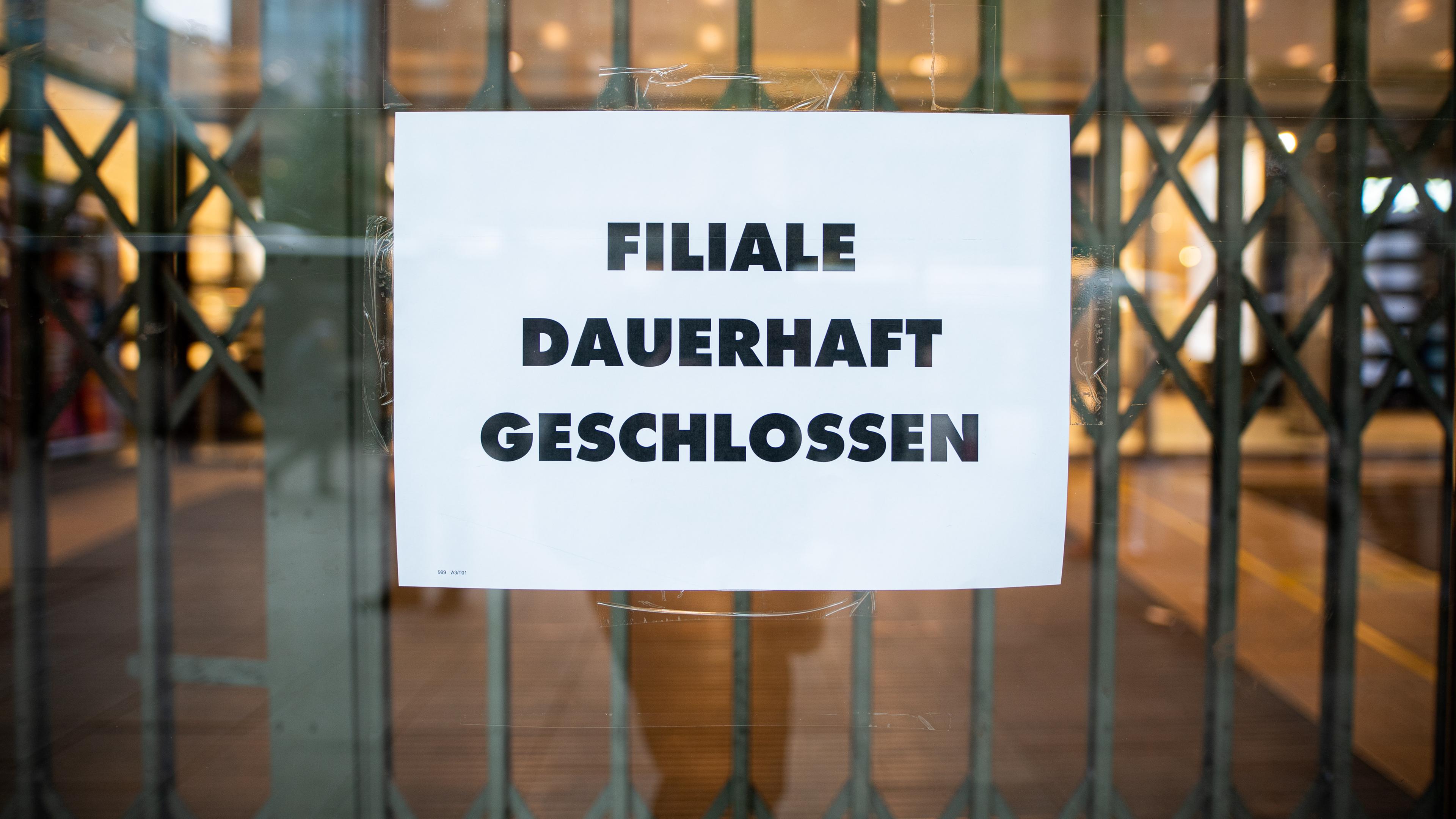 Schild mit der Aufschrift: "Filiale dauerhaft geschlossen"
