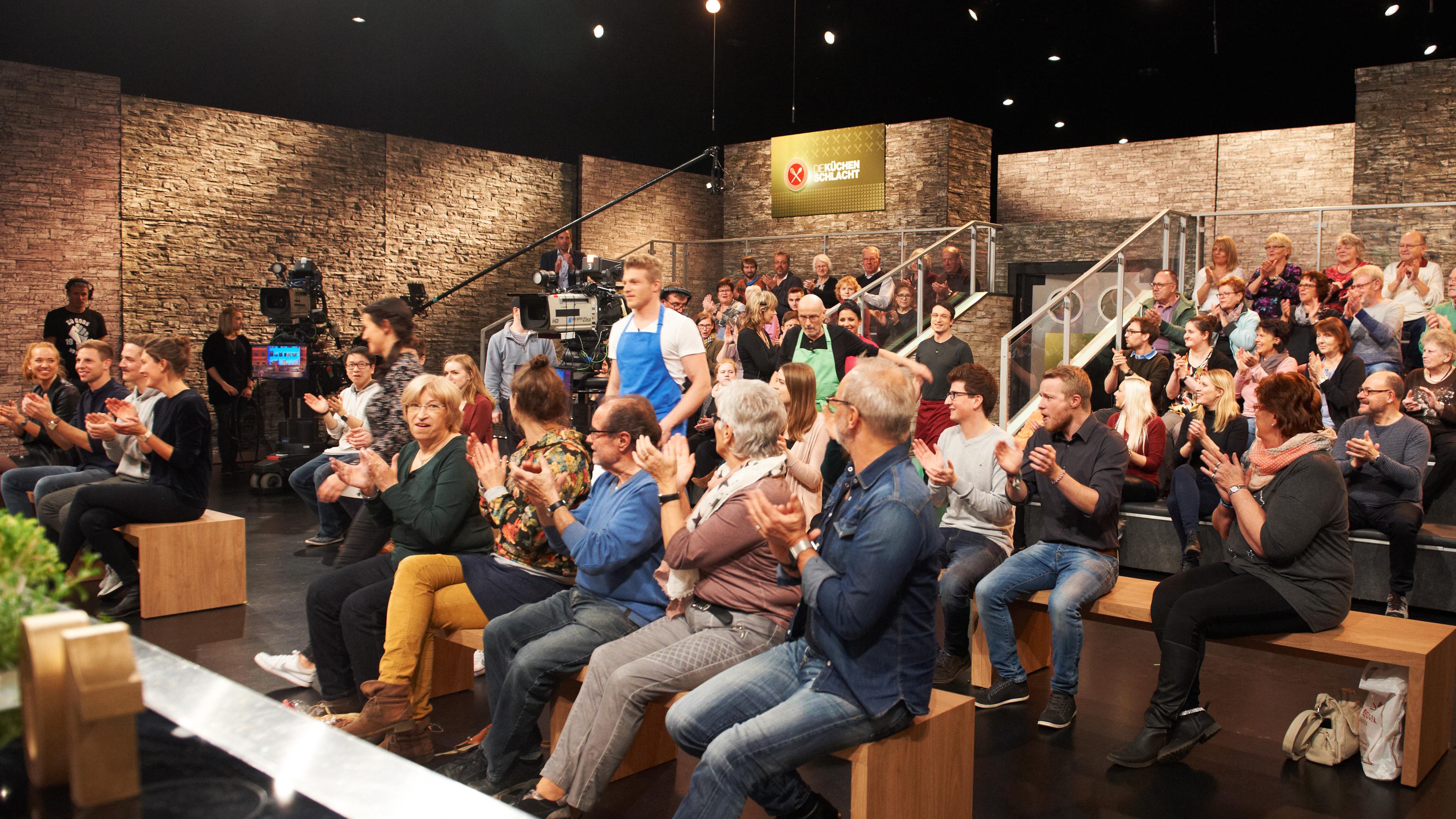 Kandidaten betreten das Küchenschlacht-Studio