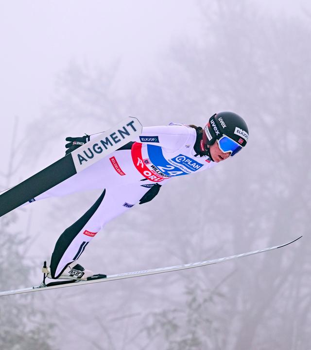 Die norwegische Skispringerin Eirin Maria Kvandal befindet sich beim FIS Ski Jumping World Cup 2025-26 in Willingen nach dem Absprung in der Luft