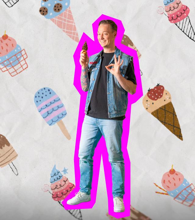 Jonny Karacho hält in der rechten Hand ein Schokoladeneis in der Waffel und lächelt. Im Hintergrund sind verschiedene gezeichnete Speiseeissorten zu sehen, die zum Teil im Becher, in der Waffel oder am Stiel sind.