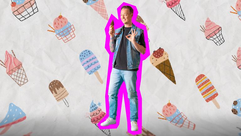 Jonny Karacho hält in der rechten Hand ein Schokoladeneis in der Waffel und lächelt. Im Hintergrund sind verschiedene gezeichnete Speiseeissorten zu sehen, die zum Teil im Becher, in der Waffel oder am Stiel sind.