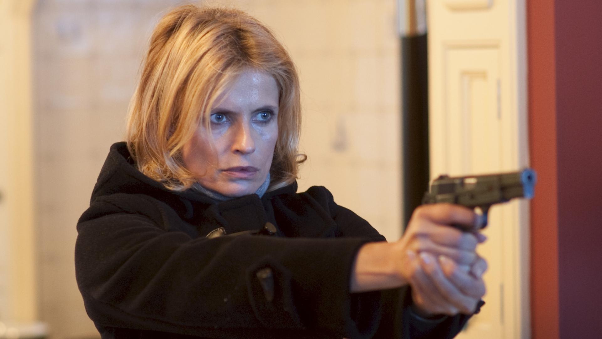 "Ken Follets Eisfieber - Teil 2": Toni (Isabella Ferrari) hat es geschafft, sich von der Verbrechern unbemerkt Zugang zum Haus zu verschaffen, in dem Stanley und seine Familie als Geiseln gehalten werden.