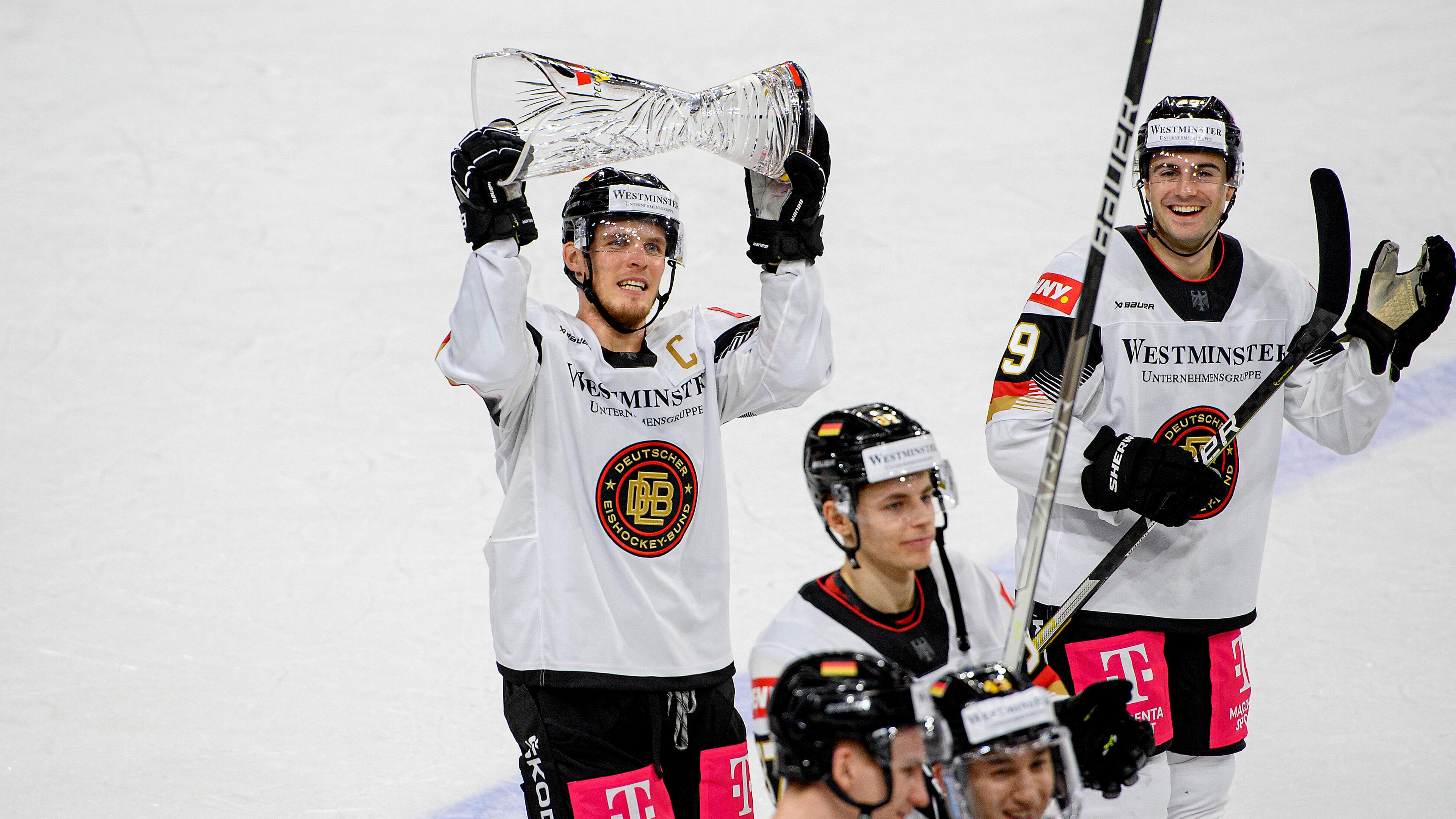 Markus Weber hält jubelnd den Pokal nach dem Eishockey Deutschland Cup-Spiel gegen die Slowakei am 13.11.2022 in Krefeld