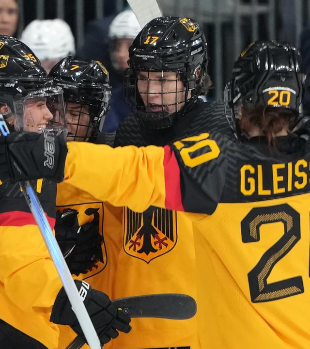 Das deutsche Frauen-Eishockeyteam jubelt über das 1:0 gegen Frankreich bei den Olympischen Winterspielen 2026.