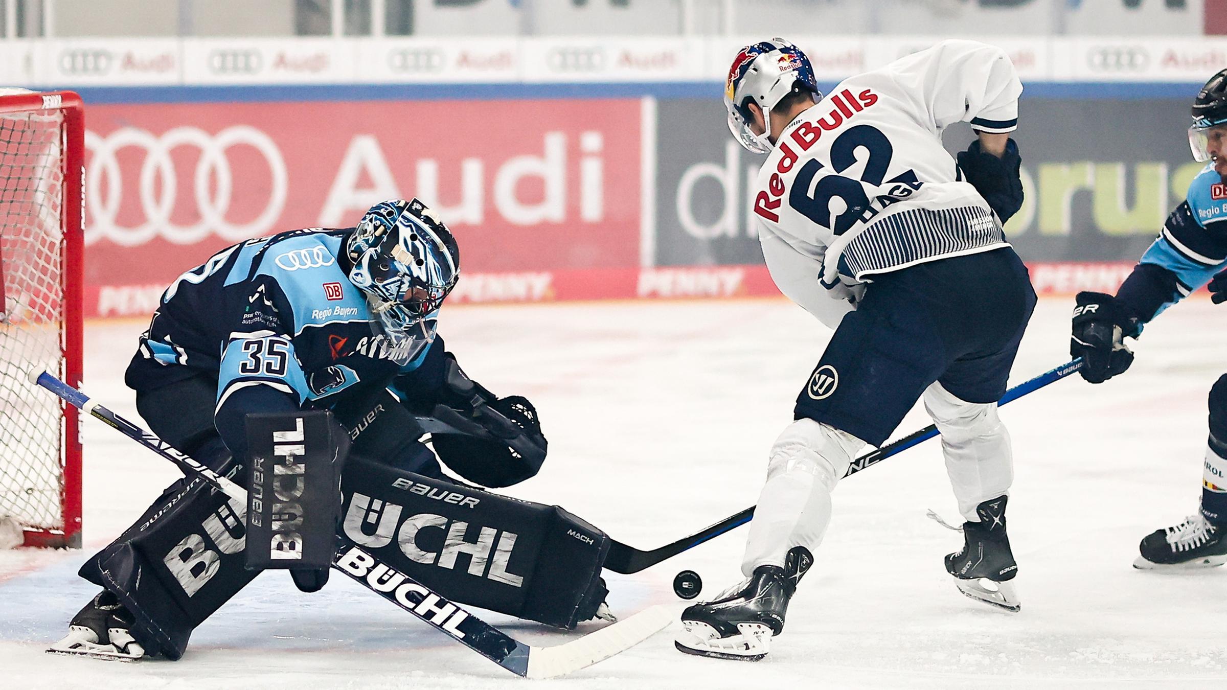16.04.2023, Ingolstadt: Kevin Reich und Stefan Matteau (ERC Ingolstadt) kämpfen mit Patrick Hager (EHC Red Bull München) um den Puck