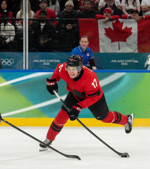 Anton Lundell (Finnland) und Jordan Binnington (Kanada) kämpfen. 