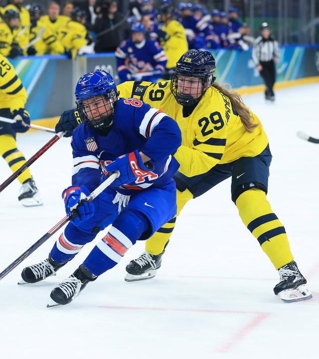 Haley Winn (USA) und Felizia Wikner Zienkiewicz (Schweden) kämpfen. 