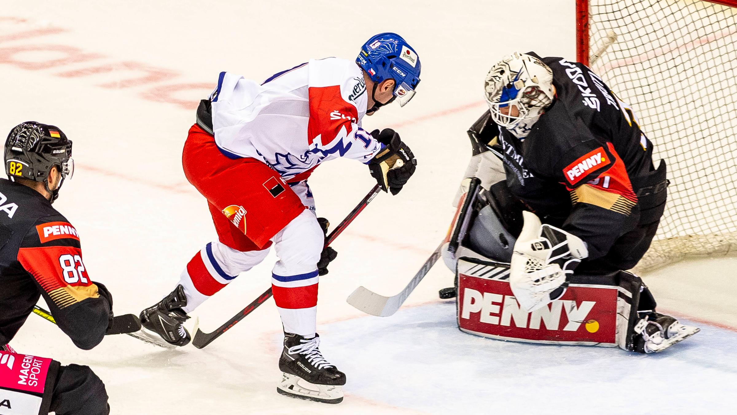 Jakub Flek (l.) zielt aufs Tor von Goalie Niklas Treutl