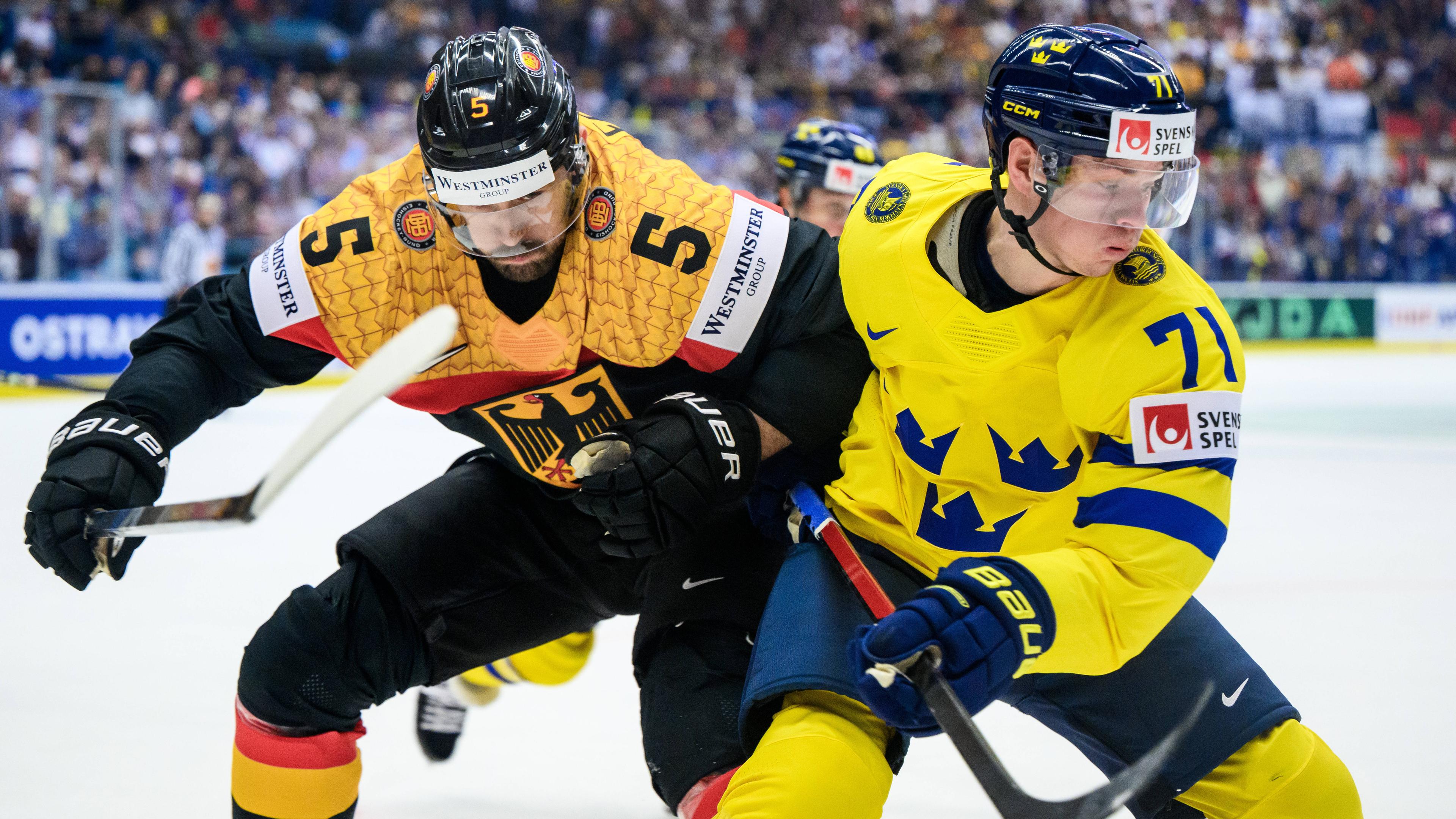 Eishockey, WM 2024, Deutschland - Schweden: Tobias Fohrler (Deutschland und Victor Olofsson (Schweden)