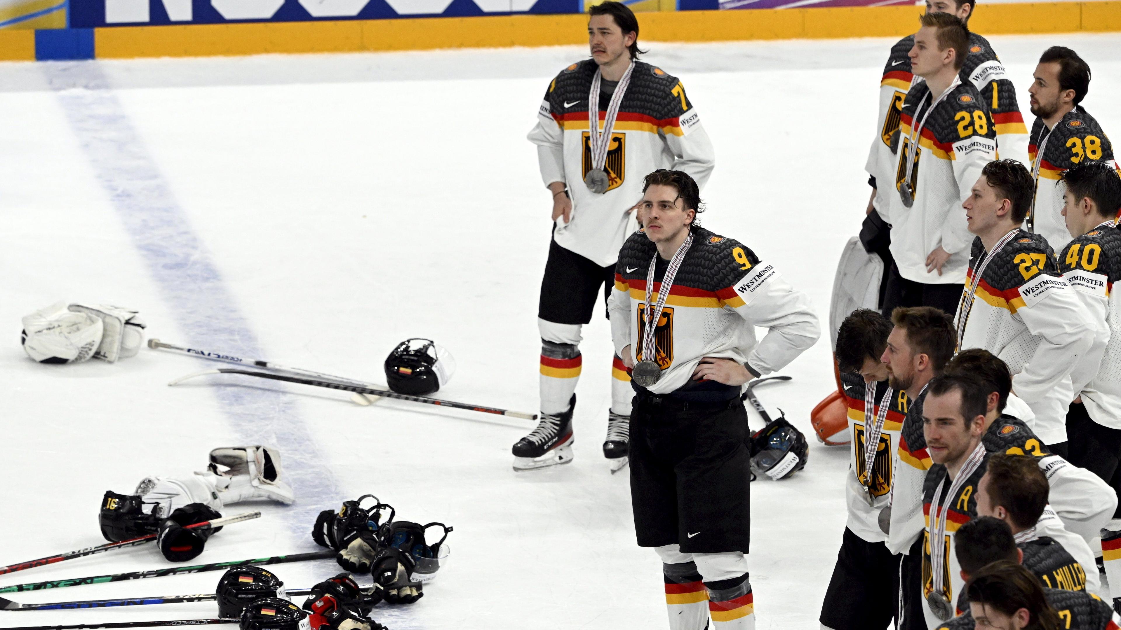 Eishockey-WM, Kanada - Deutschland, Finale: Deutsche Spieler mit traurigen Mienen nach der Niederlage.